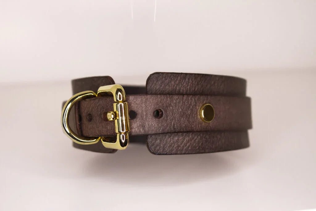 Detailed view of the buckle fastening of the 'Mesa' brown leather BDSM collar, highlighting the precision stitching and gold-tone hardware.