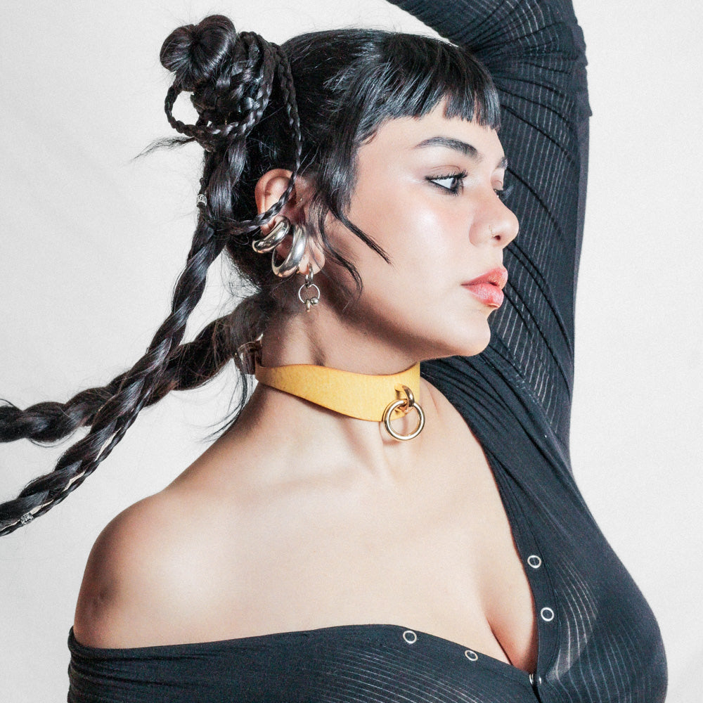 Woman wearing a yellow day collar